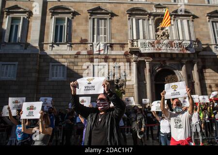 11. November 2020: Protestler mit Schutzmaske wird mit einem Banner gesehen, das besagt, dass wir konkurrieren wollen.Katalanische Sportverbände und -Organisationen haben in Barcelona demonstriert, um die Wiedereröffnung von Fitnessstudios und Sportanlagen in Katalonien zu fordern.Quelle: Thiago PrudÃªNcio/DAX/ZUMA Wire/Alamy Live News Stockfoto