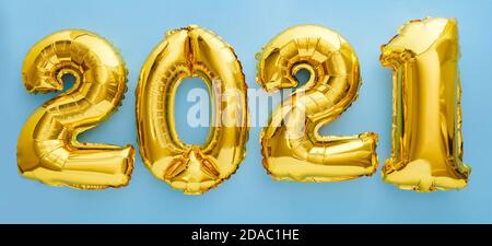 2021 goldener Ballon Text auf blauem Hintergrund. Frohe Silvester Einladung mit Weihnachten Goldfolie Ballons 2021. Flaches, langes Webbanner Stockfoto