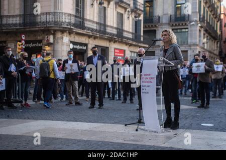 11. November 2020: Anna Pruna, Präsidentin von INDESCAT, dem katalanischen Sportindustriecluster, spricht bei einer Demonstration katalanische Sportverbände und -Organisationen haben in Barcelona demonstriert, um die Wiedereröffnung von Fitnessstudios und Sportanlagen in Katalonien zu fordern.Quelle: Thiago PrudÃªNcio/DAX/ZUMA Wire/Alamy Live News Stockfoto