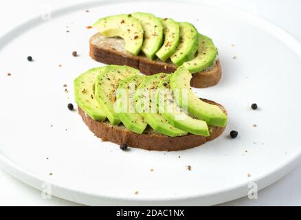 Frische Avocado-Sandwiches auf hellem Hintergrund. Stockfoto