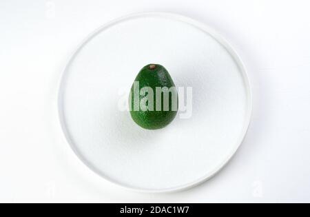 Avocado auf einer weißen Platte, Draufsicht, mit Platz zum Kopieren. Stockfoto