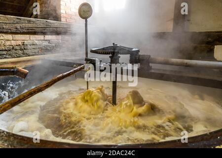 Die ursprüngliche Würze am Siedepunkt. Es kann bald in das gekühlte Schiff entwässert werden. Traditionelle Zoigl Brauerei in Falkenberg, Deutschland Stockfoto