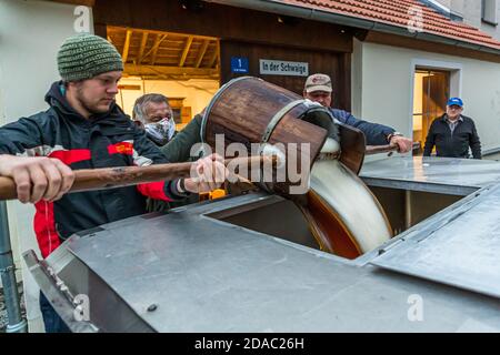 Traditionelle Zoigl Brauerei. Die Zoigl Original-Würze wird mit traditionellen Holzeimern in Falkenberg, Deutschland, lebhaft in den Tanker gefüllt Stockfoto