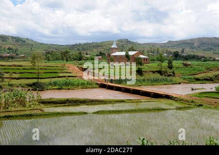 Eine Kirche inmitten von Reisfeldern im Central Highlands Madagaskar Stockfoto