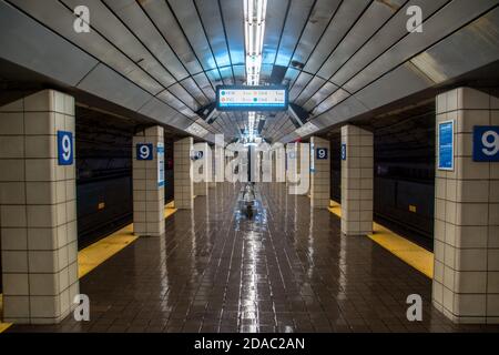 Völlig leer U-Bahn-Station an 9th Street in Manhattan während Covid-19 Pandemie Stockfoto