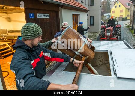 Traditionelle Zoigl Brauerei. Die Zoigl Original-Würze wird mit traditionellen Holzeimern in Falkenberg, Deutschland, lebhaft in den Tanker gefüllt Stockfoto