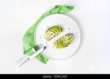 Flache Schale mit zwei Sandwiches auf hellem Hintergrund. Stockfoto