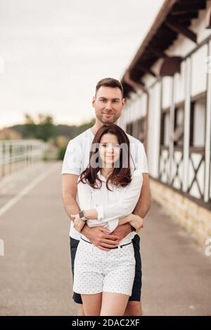 Glückliche junge Mann und Frau mit Spaß im Freien an einem warmen Sommertag. Paar umarmt in der Nähe Pferd rancho Stockfoto