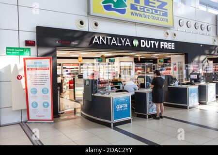 Antalya, Türkei-circa Okt, 2020: Duty Free Shop ist im Antalya International Airport. Ankunftshalle mit Geschäften und Gepäckwarteraum Stockfoto