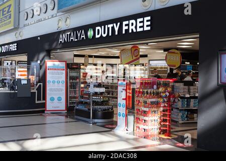 Antalya, Türkei-circa Okt, 2020: Duty Free Shop ist im Antalya International Airport. Ankunftshalle mit Geschäften und Gepäckwarteraum Stockfoto