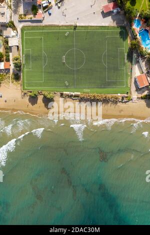 Luftaufnahme eines Fußballplatzes am Meer in Agia Marina, Chania, Kreta Stockfoto