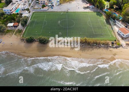 Luftaufnahme eines Fußballplatzes am Meer in Agia Marina, Chania, Kreta Stockfoto