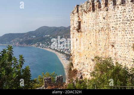 Blick von den Mauern der Burg von Alanya (Alanya Kalesi) über den Kleopatra Strand. Die Burg von Alanya ist eine mittelalterliche Festung im Süden der Türkei Stockfoto