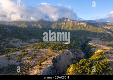 Luftaufnahme über die Aradena-Schlucht bei Sonnenuntergang, Hora Sfakion, Kreta Stockfoto