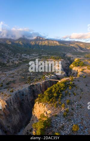 Luftaufnahme über die Aradena-Schlucht bei Sonnenuntergang, Hora Sfakion, Kreta Stockfoto