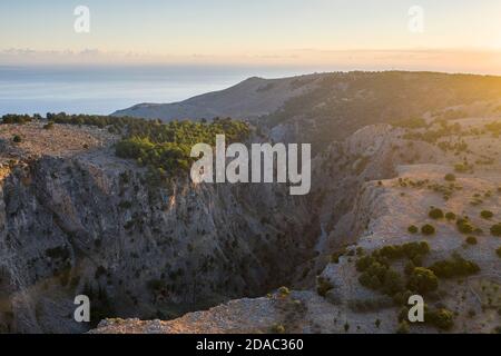 Luftaufnahme über die Aradena-Schlucht bei Sonnenuntergang, Hora Sfakion, Kreta Stockfoto