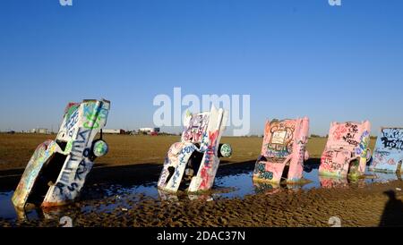 Cadillac Ranch ist eine öffentliche Kunstinstallation und Skulptur in Amarillo, Texas. Es wurde 1974 von Chip Lord, Hudson Marquez und Doug Michels geschaffen. Stockfoto