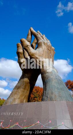 Praying Hands, auch bekannt als Healing Hands von Leonard McMurry, ist die größte Bronzestatue der Welt Stockfoto