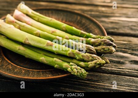 Frischer grüner Spargel auf Holz- Hintergrund Stockfoto