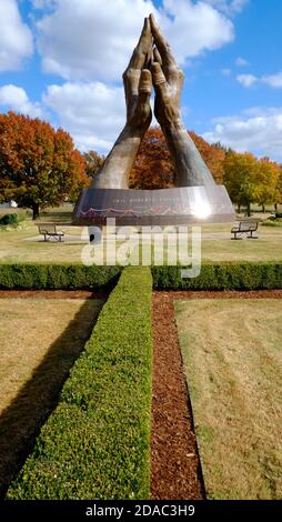 Praying Hands, auch bekannt als Healing Hands von Leonard McMurry, ist die größte Bronzestatue der Welt Stockfoto