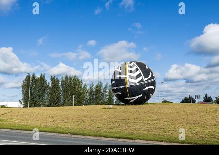 Perpetual Motion der Künstler Remco de Fouw und Rachael Joynt, The Big Ball in Naas am Kreisverkehr mit der Ausfahrt 9 auf der Autobahn M7, County Kildar Stockfoto