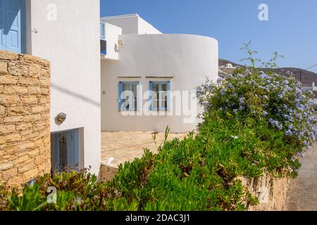 Apartments im typisch griechischen Stil in Chora Stadt auf der Insel Folegandros. Kykladen, Griechenland Stockfoto