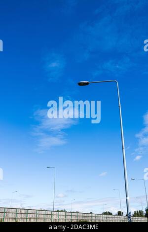 Straßenlaternen, Klampen gegen einen blauen Himmel in Kill, County Kildare, Irland Stockfoto