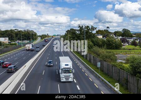 Verkehr auf der Autobahn M7 in Johnstown in der Grafschaft Kildare, Irland Stockfoto