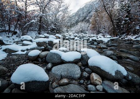 Felsige Granitfelsen bilden das Bachbett des Little Cottonwood Creek. Der Bach fließt in Richtung Salt Lake Valley nach Westen. Stockfoto