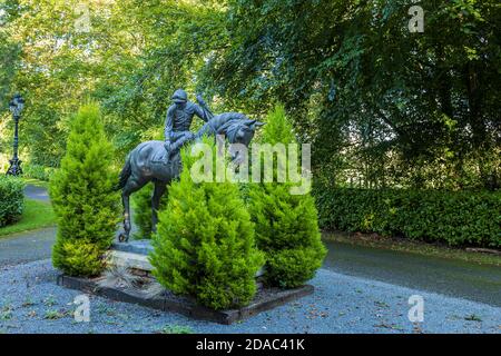 Pferd und Jockey Bronzestatue im Palmerstown House, Johnstown, County Kildare, Irland Stockfoto