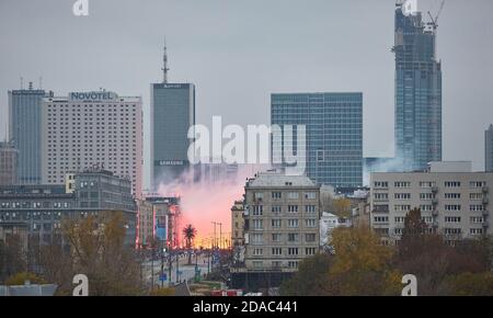 Warschau, Masowien, Polen. November 2020. Illegale Unabhängigkeit März Warsaw.in das Bild: Kredit: Hubert Mathis/ZUMA Wire/Alamy Live News Stockfoto