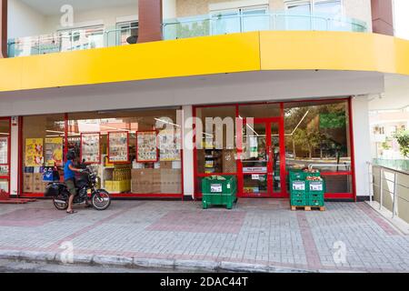 Das Sok Lebensmittelgeschäft ist in der Innenstadt der Stadt. SOK Markets wurde von der Migros Ticaret als kleine bequeme Shop-Kette gegründet. Alanya, Türkei Stockfoto