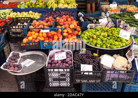 Auf dem Bauernmarkt in der Stadt stehen viele verschiedene Obst- und Gemüsesorten auf dem Tresen. Saisonales Sortiment ist im großen Basar erhältlich. Alanya, Türkei Stockfoto