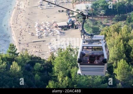 Kabine einer Seilbahn, die vom Bahnhof hochfährt, Blick auf den Kleopatra Strand, die Stadt Alanya, Türkei Stockfoto