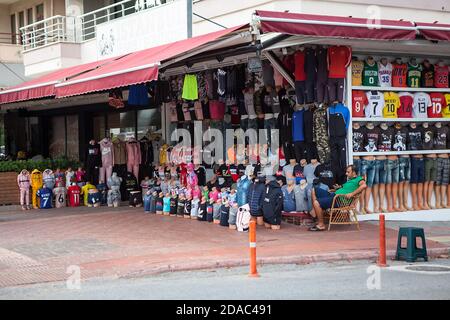 Kleine private Stände mit Kleidung sind auf den Straßen der Stadt. Markenkleidung ist für Touristen, die in türkischen Resort-Städten spazieren, zum Verkauf. Alanya, Türkei Stockfoto