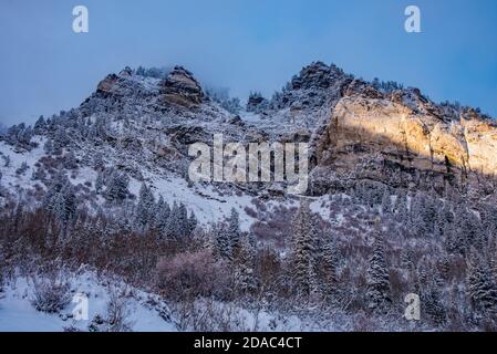 Der zerklüftete Granitgipfel des 'Hell Gate' im Little Cottonwood Canyon, Utah, USA. Diese Zwillingsgipfel bilden ein 'Tor' zum Canyon darunter. Stockfoto