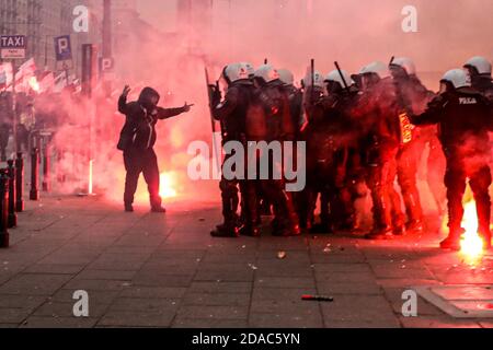 Warschau, Polen. November 2020. Ein weiterer Unabhängigkeitsmarsch fand in Warschau statt. Trotz des Versammlungsverbots kam fast die gesamte Gemeinschaft von Nationalisten, Neofaschisten und Fußballfans nach Warschau. Es gab Auseinandersetzungen zwischen den Teilnehmern des marsches und der Polizei. Kredit: Grzegorz Banaszak/ZUMA Wire/Alamy Live Nachrichten Stockfoto