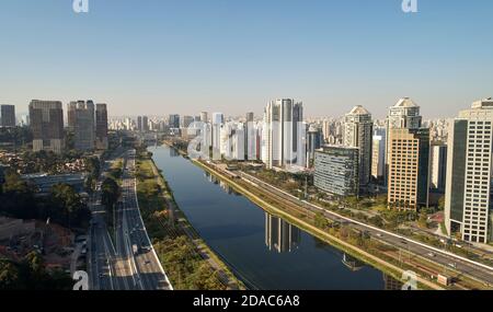 Luftaufnahme der marginalen Pinheiros Avenue, Pinheiros Fluss, moderne Gebäude in Sao Paulo Stadt an einem sonnigen Tag. Stockfoto