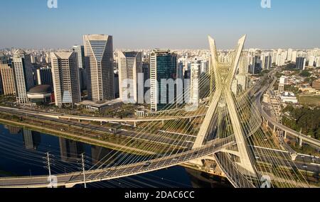 Kabelbrücke oder Estaiada-Brücke (Ponte Estaiada), über den Fluss Pinheiros und Marginal Pinheiros, in Sao Paulo Stadt. Brasilien. Stockfoto