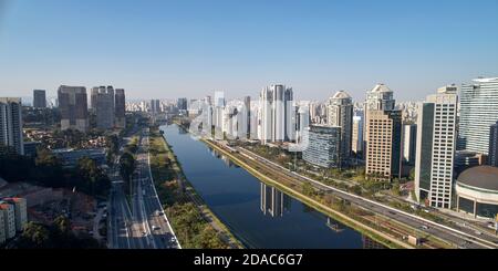 Luftaufnahme der marginalen Pinheiros Avenue, Pinheiros Fluss, moderne Gebäude in Sao Paulo Stadt an einem sonnigen Tag. Stockfoto