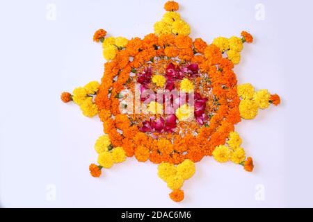 Blume Rangoli für Diwali oder pongal oder onam aus Ringelblumen oder Zendu Blumen und Blätter mit indischen traditionellen Muster über auf weißem Hintergrund, Stockfoto