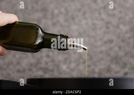 Glas Gießen Öl, um die Lebensmittel vorzubereiten. In der Küche. Stockfoto