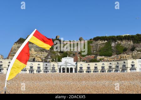 Flagge am Pelham Strand Hastings Rot und gelb bedeutet Rettungsschwimmer Sind auf Patrouille Schwimmen oder Boogie Boarding sind nur erlaubt Im Bereich zwischen den Flaggen Stockfoto