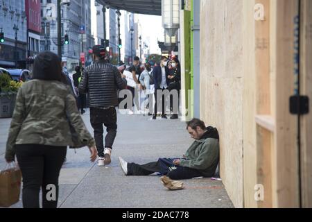 Mann aus ihm auf dem Bürgersteig wegen Drogenmissbrauch irgendeiner Art in der 34th Street in Manhattan, New York City. Stockfoto