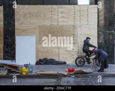 Obdachloser schläfre auf dem Bürgersteig in Midtown Manhattan, New York City. Stockfoto