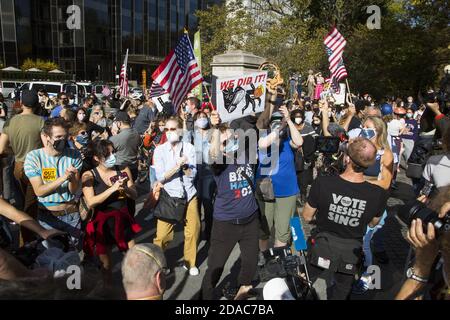 Die Menschen feiern Joe Bidens Sieg des Präsidenten in New York City, die mit überwältigender Mehrheit demokratisch stimmt. Columbus Circle am Morgen der Ankündigung, 7. November. Stockfoto