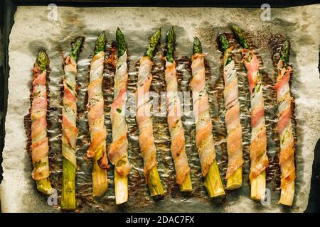 Frisch gebackener Spargel mit Speck aus nächster Nähe. Stockfoto