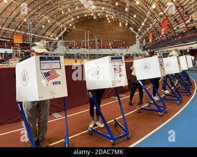 Wahlplatz in einer Turnhalle für die Präsidentschaftswahl 2020 in der Park Slope Nachbarschaft, Brooklyn, New York. Stockfoto