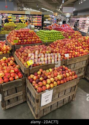 Frische Herbstäpfel am Buschel auf dem Whole Foods Market in Manhattan, New York City. Stockfoto