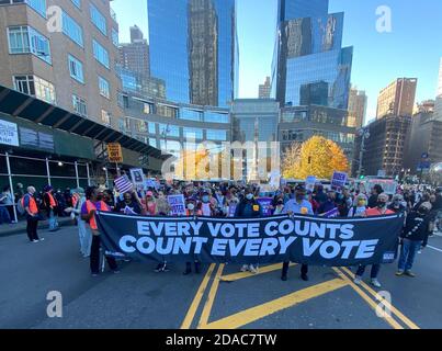 Biden-Anhänger marschieren am Samstag, dem 7. November, dem Tag, an dem er die Wahlstimmen erhielt und zum Präsidenten gewählt wurde, auf den Central Park South, um "jede Stimme zu zählen". New York City. Stockfoto